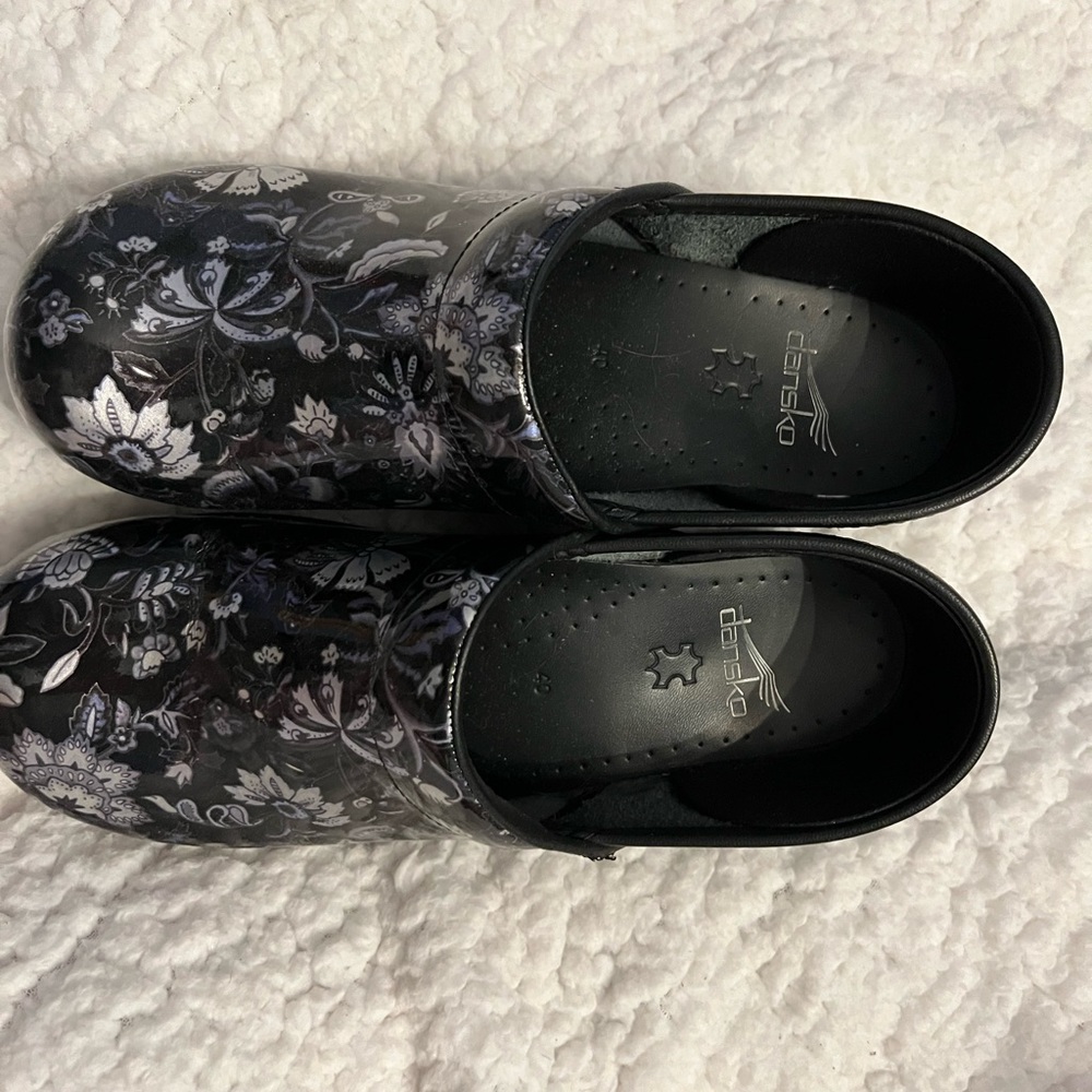 Women’s Dansko size 40 (9)